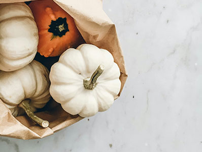 Le Pumpkin latte est arrivé au studio : venez découvrir cette boisson réconfortante et de saison.